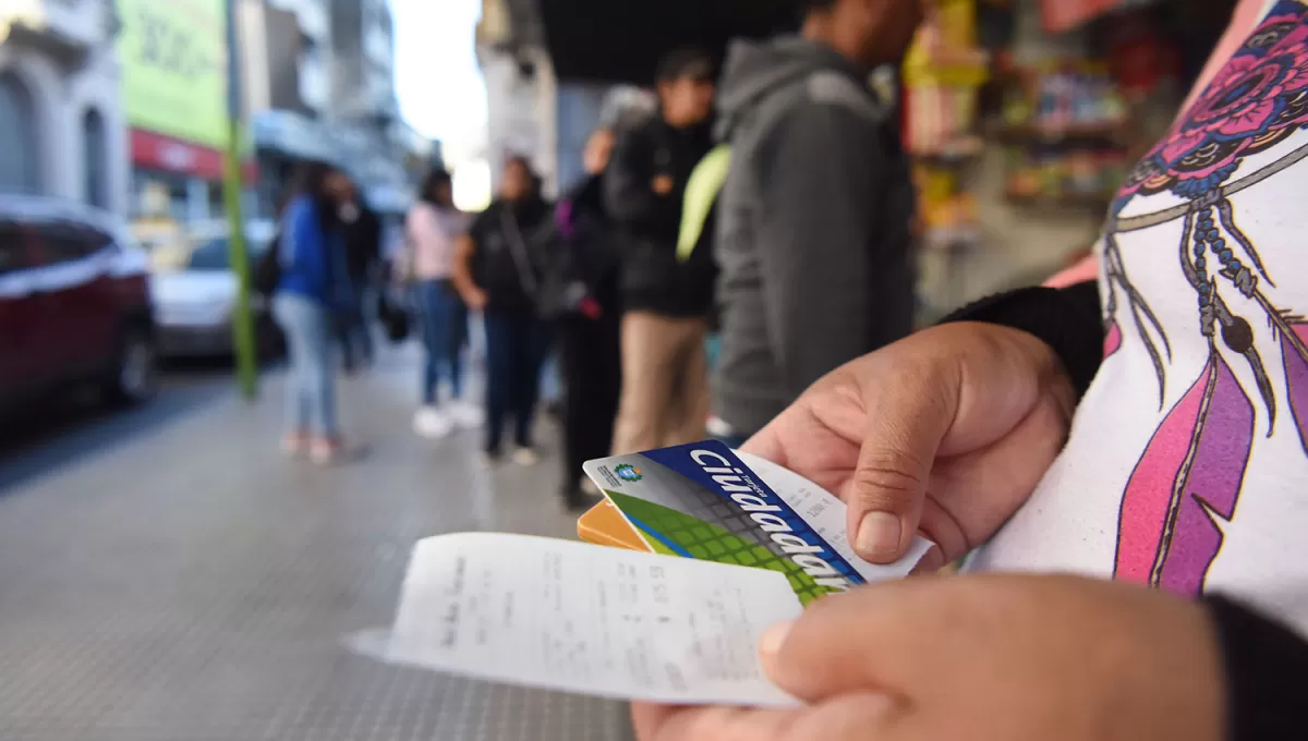 LARGAS COLAS. Durante toda la mañana cientos de tucumanos tuvieron demoras y dificultades para cargar las tarjetas de colectivo.