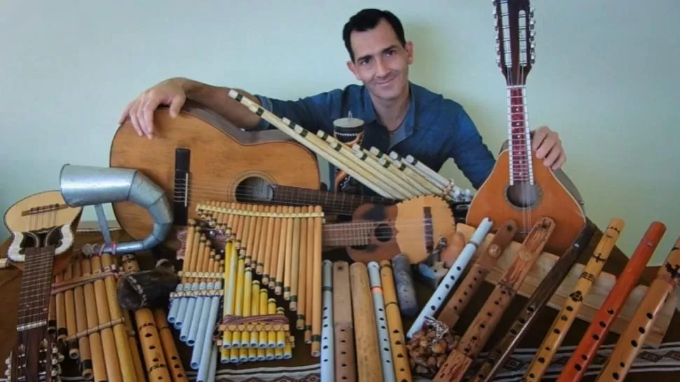 INSTRUMENTOS ANDINOS. Adrián Carrazana trabaja con vientos. 