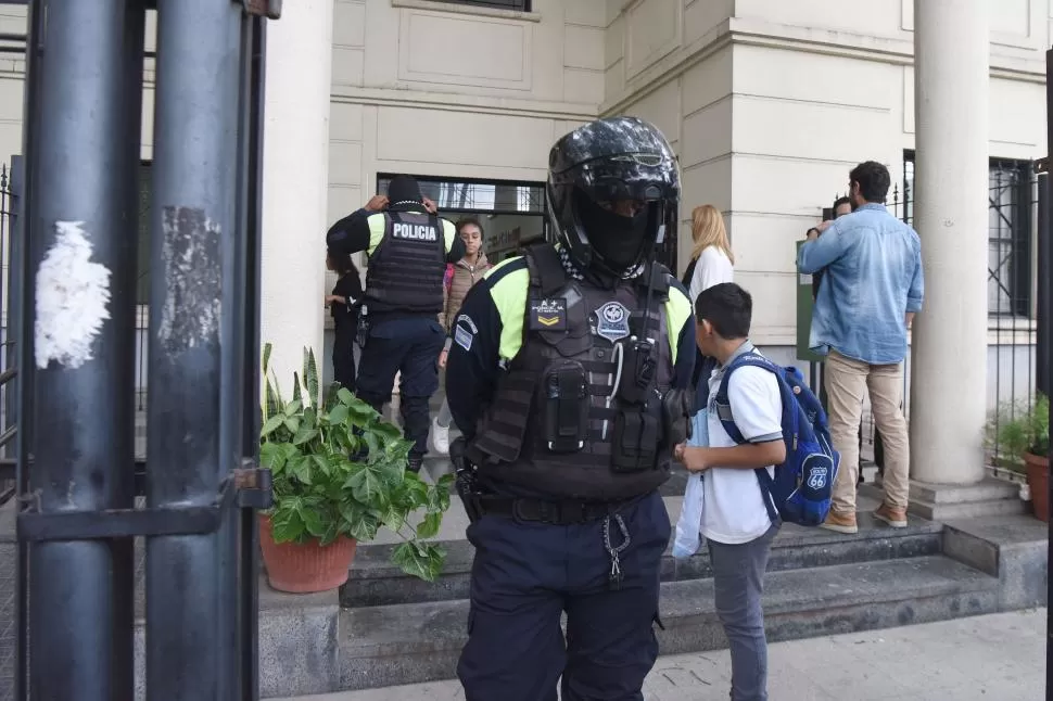 FUERTE CUSTODIA. Policías vigilan el frente de la ESEA después de que se secuestrara el arma. 