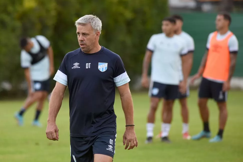 OBLIGADO A MEJORAR. Si bien tiene fuerzas para seguir, Pusineri sabe que si el equipo no levanta su salida será inevitable. LA GACETA / FOTO DE DIEGO ÁRAOZ