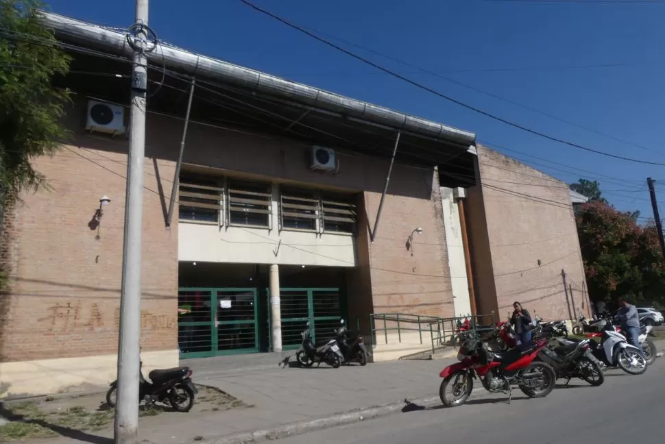 UNA COMUNIDAD EDUCATIVA PREOCUPADA. El agresor le mostró el arma al compañero que no quiso aspirar el polvo de una tiza en el aula. LA GACETA / FOTO DE Osvaldo Ripoll