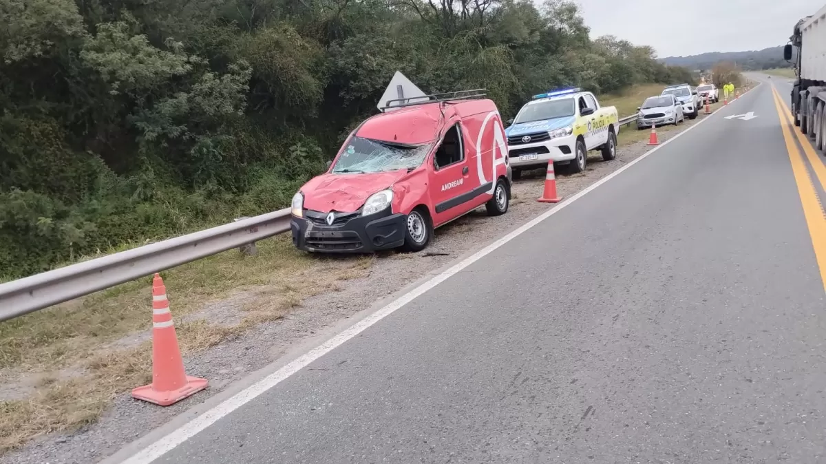 RUTA 9. El conductor de la camioneta protagonizó un grave accidente. 