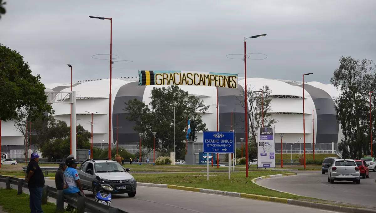 ESCENARIO. El estadio Madre de Ciudades, de Santiago, espera por los hinchas de Atlético. ARCHIVO LA GACETA / FOTO DE DIEGO ARÁOZ