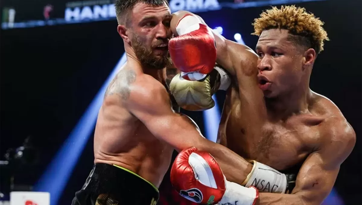 EN EL RING: Lomachenko dominó en buena parte de la pelea a Haney, al que los jueces vieron como ganador.