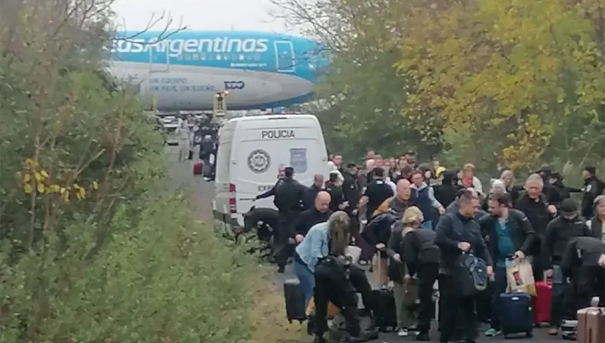 POSTERGADO. Los pasajeros fueron bajados del avión, que una vez que supere los controles de seguridad retomará su plan de vuelo.