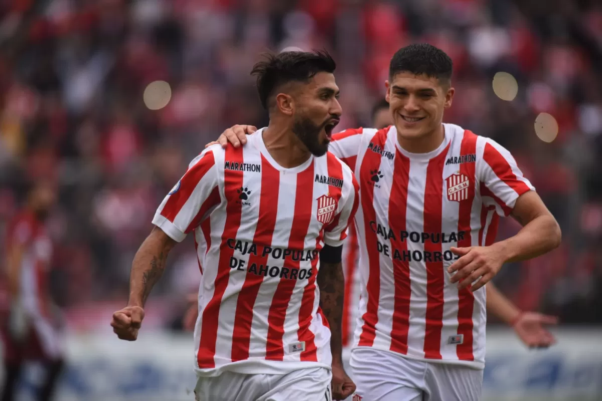 Jugadores festejan el gol de San Martín. LA GACETA / DIEGO ARÁOZ