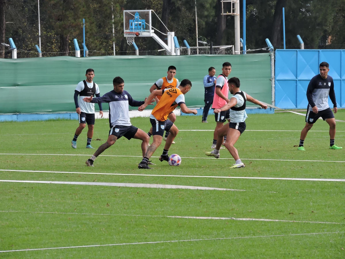 INTENSIDAD. Braian Guille (de buzo) marca a Lucas Naranjo (que lleva la pelota dominada) junto a Francisco Di Franco. Los que no fueron titulares el sábado, ayer tuvieron una sesión de fútbol reducido.