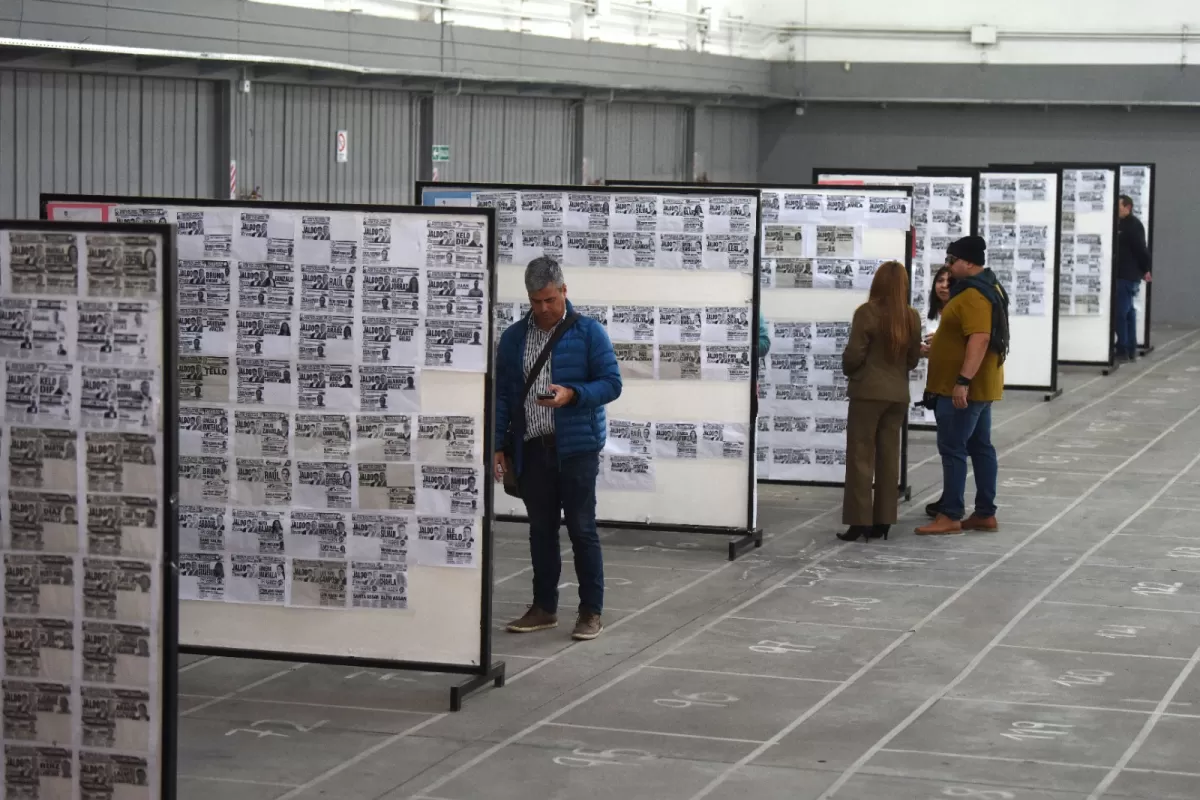 EN MENDOZA 1.050. Los cientos de modelos de boletas fueron exhibidos en paneles en las instalaciones de la Junta Electoral Provincial. Foto de LA GACETA / Por Analía Jaramillo