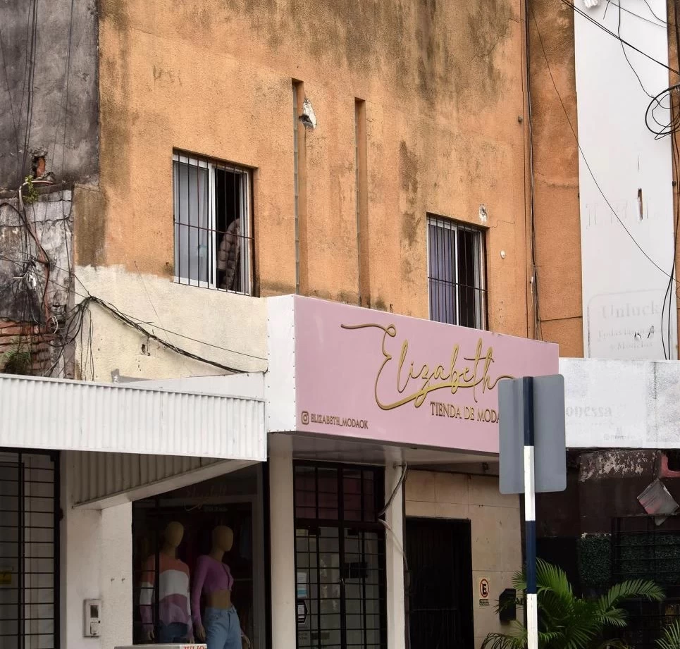 LA PROPIEDAD DE LA DISCORDIA. Un tal Walter habría señado con una motocicleta la planta baja que tiene dos locales y un departamento.