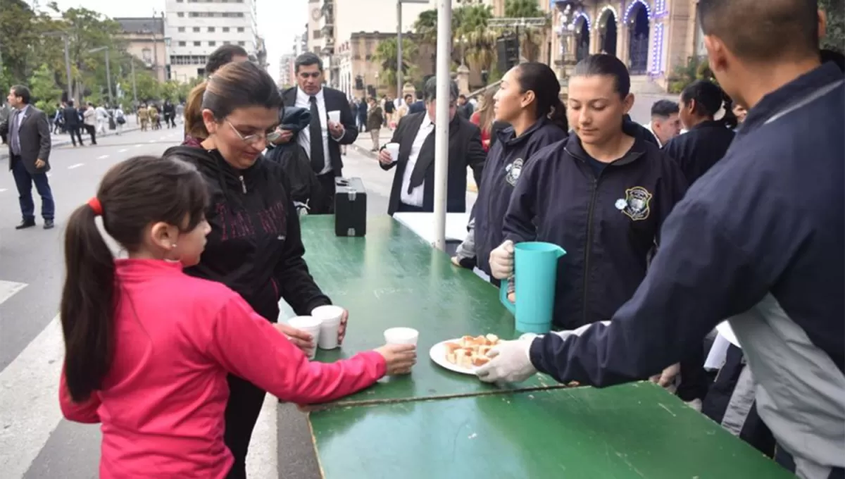 EN LA PLAZA. El chocolate se sirvió a pocos metros de la Casa de Gobierno. 