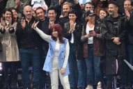 Quiénes son los dirigentes que acompañaron en el escenario a Cristina Kirchner