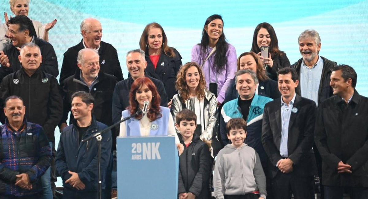 Quiénes son los dirigentes que acompañaron en el escenario a Cristina Kirchner