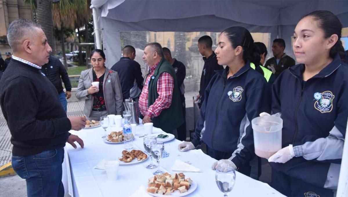 Los festejos del 25 de Mayo se abrieron con el tradicional chocolate en la plaza Independencia