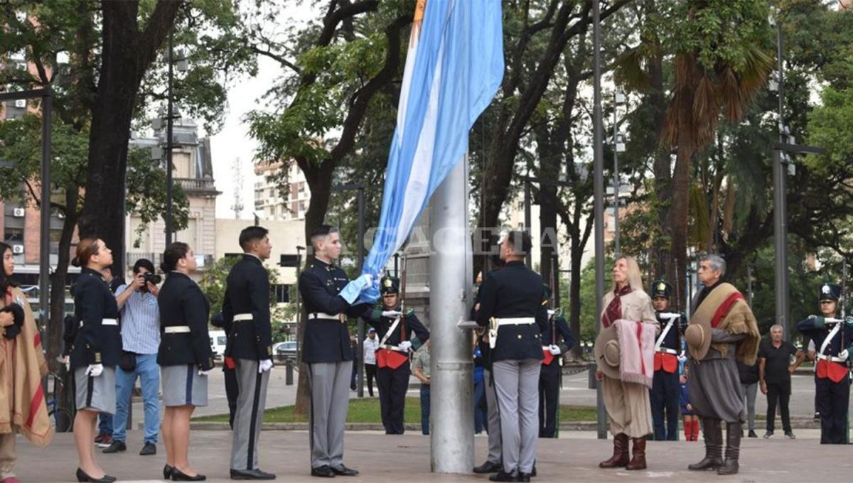 IZAMIENTO. La ceremonia antecedió al inicio de las actividades programadas en los alrededores de la plaza Independencia.