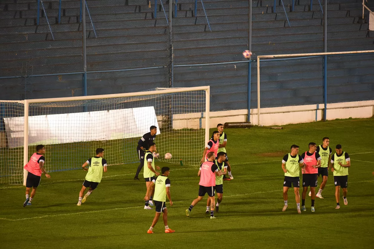 ÚLTIMO DE LA SEMANA. El “decano” tuvo el último ensayo anoche en el estadio, el buen clima reinó en la sesión.