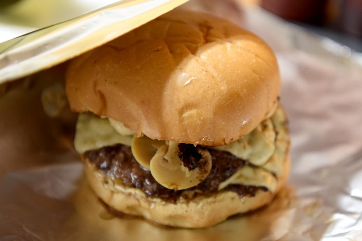 A CASA. Los bares envían cada día un gran volumen de hamburguesas. 