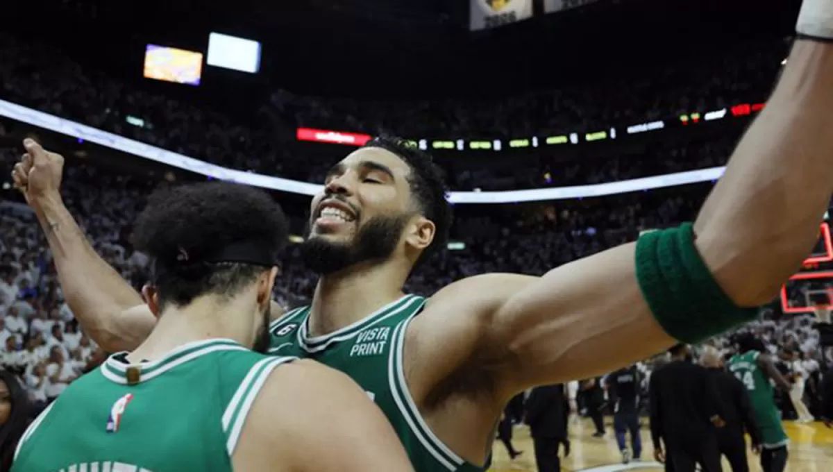 FESTEJO. Derrick White abraza a Jason Tatum en la celebración de Celtics, que levantó un 0-3 de manera increíble. 