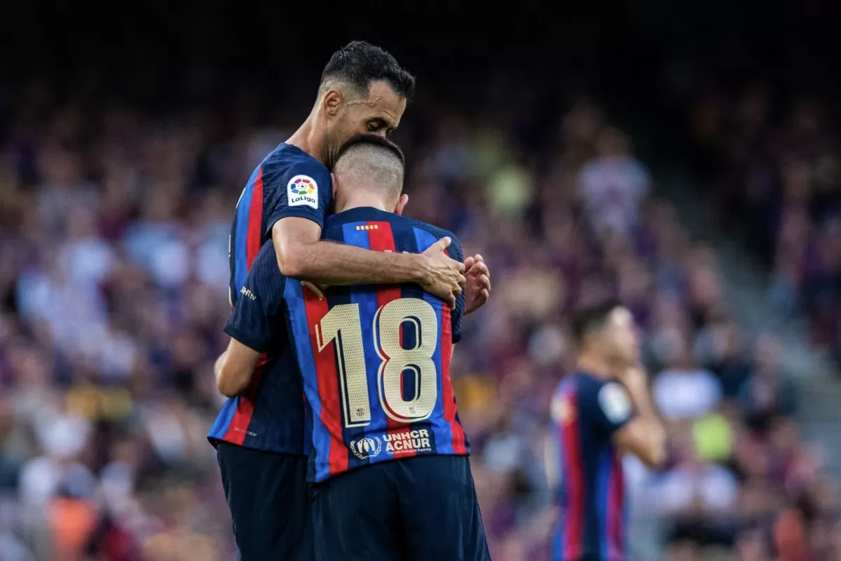 Busquets y Jordi Alba se saludan. FOTO TOMADA DE TWITTER @FCBarcelona_es