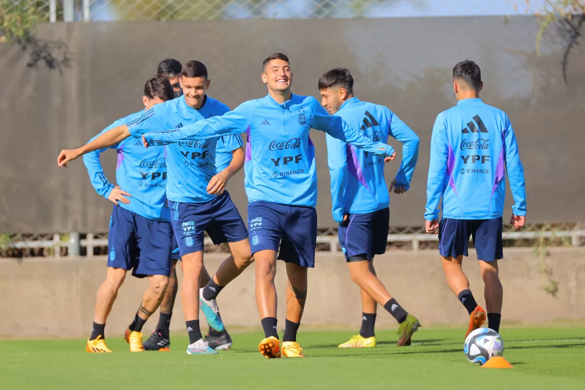 El seleccionado Sub 20 practicó esta tarde en la cancha auxiliar del estadio Bicentenario de San Juan. FOTO AFA