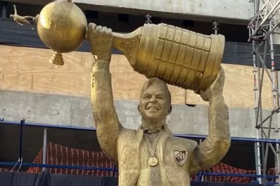 La estatua de Gallardo y la particularidad de su gran entrepierna: la extraña explicación de la artista