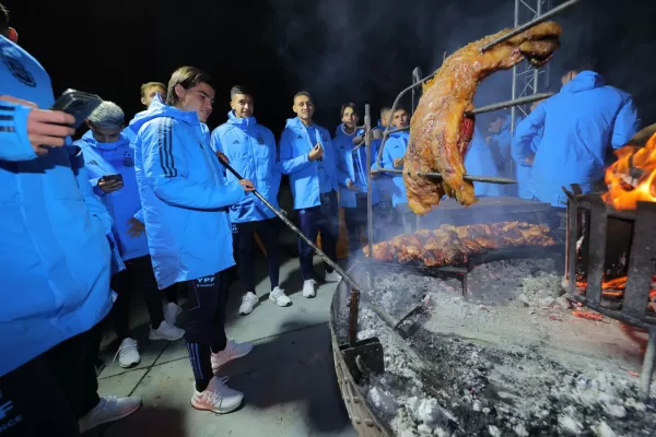 Maestro Puch y los chicos del Sub-20 tuvieron una noche distendida con asado y malambo