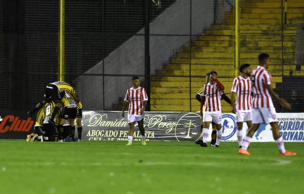 CONTRASTE. Los jugadores de Almirante festejan el 1-0. Andrada no lo puede creer; Quilez (4), sufre.  