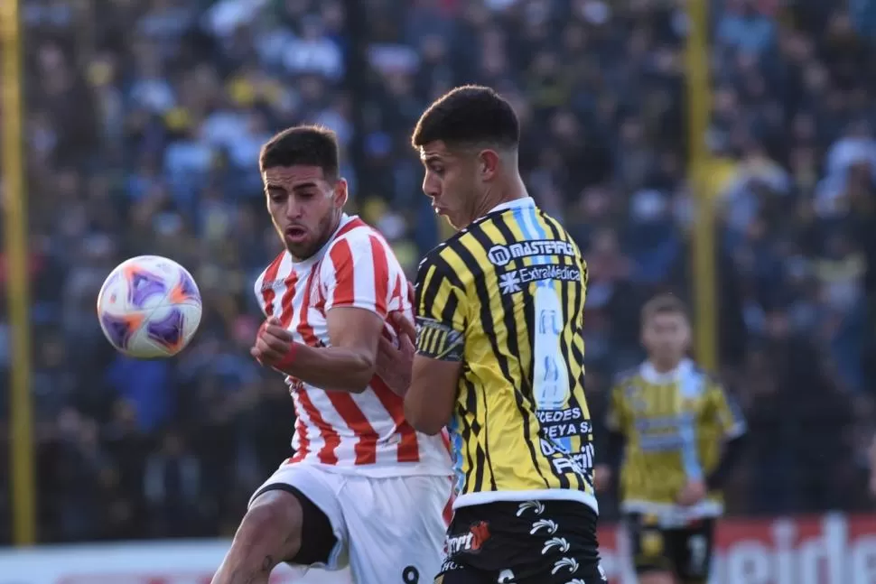 SE QUEDÓ CON LAS GANAS. En la acción, Colazo intenta superar a Barrionuevo. El 9 tuvo la oportunidad de marcar el 1-0 pero su cabezazo no encontró la red. fotos de hugo ramos (especial para la gaceta) 