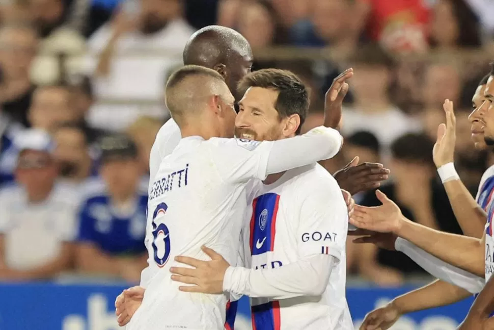 PURA FELICIDAD. Marco Verratti se abraza con Messi, que volvió a ser clave en el partido que le dio el título a PSG. reuters