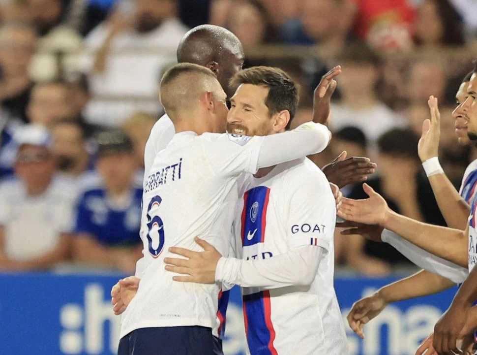 PURA FELICIDAD. Marco Verratti se abraza con Messi, que volvió a ser clave en el partido que le dio el título a PSG. reuters