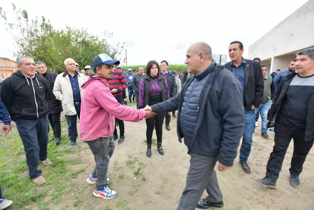 MANZUR RECORRE LAS obras. 