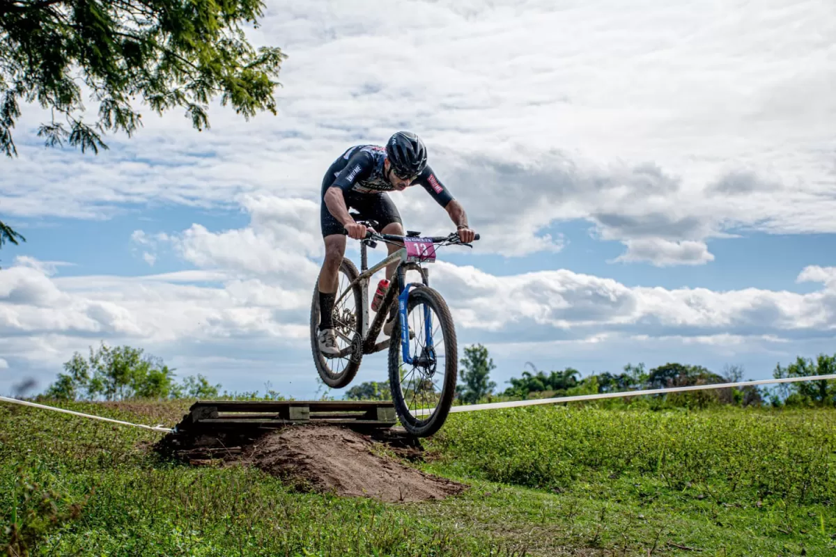 SALTO HACIA LA GLORIA. Rodrigo Altamirano ganó la clasificación general de la competencia disputada en Río Colorado.  