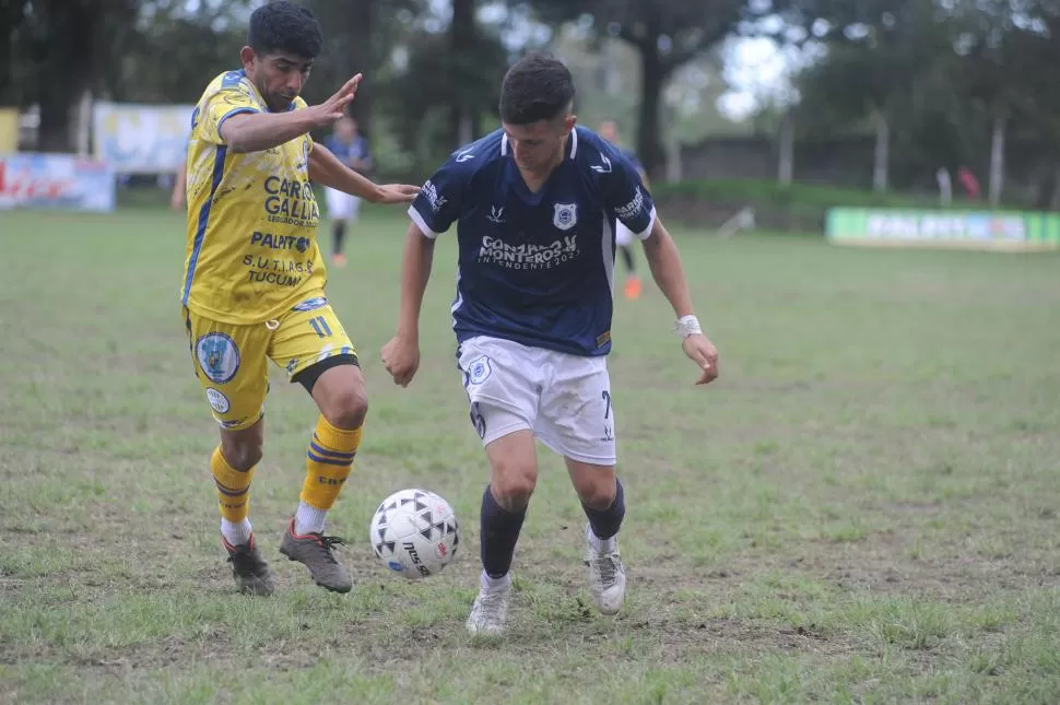 DESEQUILIBRANTE. Luján, de San Pablo, trata de ganarle la pelota a Villalba.  