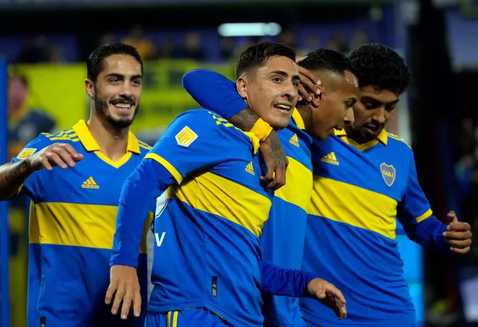 ALEGRÍA “XENEIZE”. La “Bestia” Merentiel ya convirtió el gol y lo celebra con Sebastián Villa y con Cristian Medina. Atrás, Nicolás Figal se suma al festejo. Boca fue muy superior al conjunto de Victoria. 