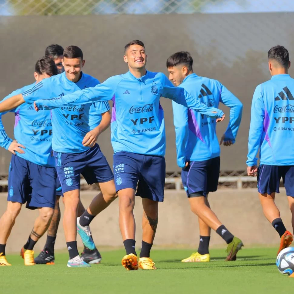 SONRISAS. Véliz y Carboni encabezan la fila durante el entrenamiento de ayer. El sábado el grupo había compartido un divertido asado en la concentración. @afa 