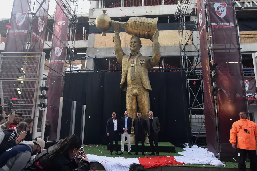 La polémica estatua de Marcelo Gallardo.