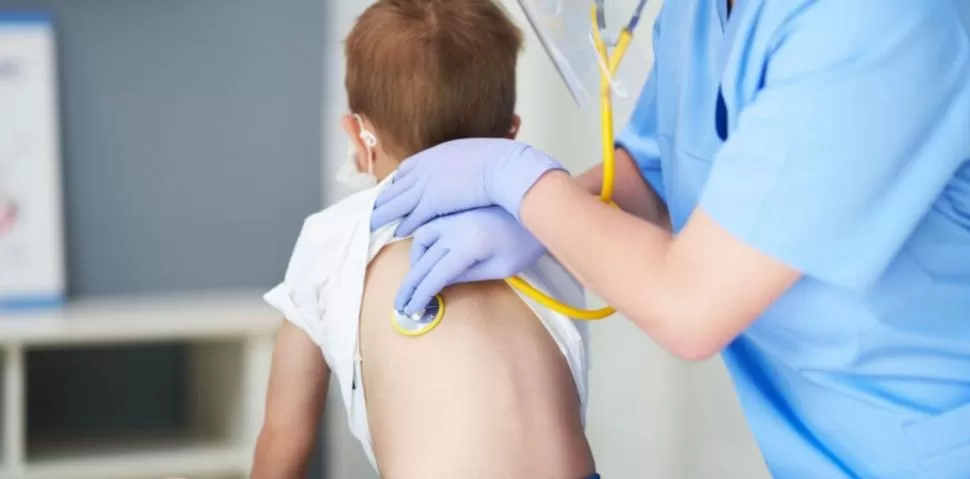 ESCENARIO DIFÍCIL. Especialistas recomiendan usar barbijo cerca de niños. 