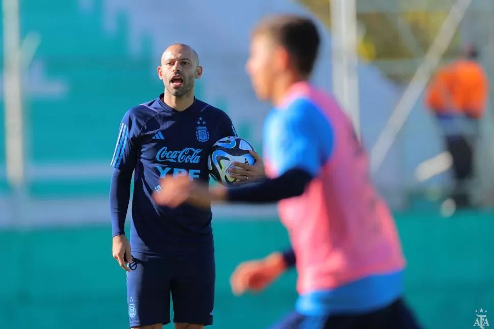 A TOMAR DECISIONES. Mascherano definirá hoy el equipo, luego de la práctica en la cancha de San Martín de San Juan. twitter @Argentina