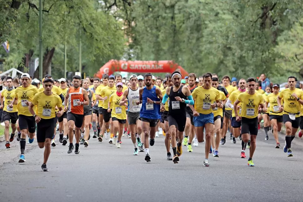 A CORRER. La jornada comenzó fría y fue tomando calor con el correr de las horas. Atlétas y aficionados de toda la provincia se dieron cita en el Parque 9 de Julio para tomar parte en una carrera inolvidable. 