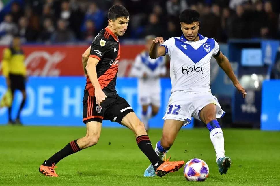 PARTIDAZO. Ignacio Fernández y Christian Ordoñez (32) disputan la pelota en el medio; los volantes fueron claves en un partido que por momentos fue infartante. 