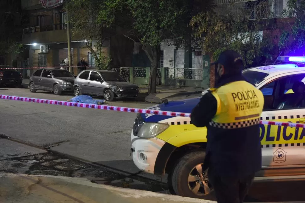 BOLIVAR Y FRÍAS SILVA. El cuerpo de “Berenjena” López quedó abandonado en una calle que minutos antes estaba repleta de hinchas. LA GACETA / FOTO DE DIEGO ÁRAOZ