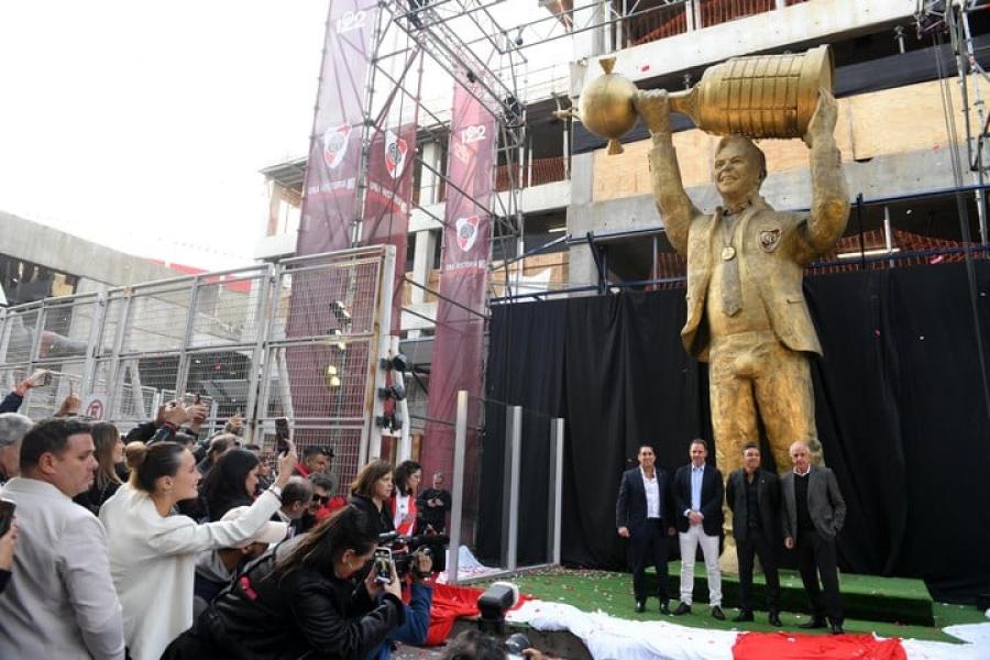 Inauguración de la estatua a Marcelo Gallardo. (Foto Enrique García Medina / Clarín)