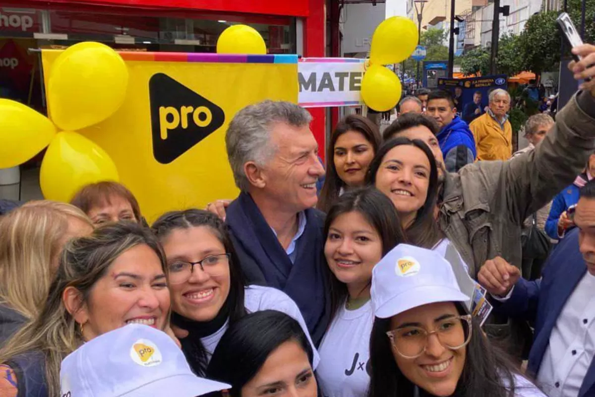 EN TUCUMÁN. Mauricio Macri en una recorrida por la peatonal del microcentro. 