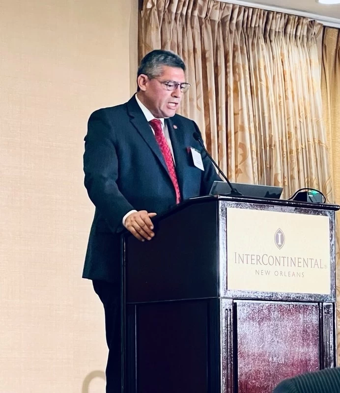 EXPOSICIÓN. Aguinaga, en la conferencia de la Universidad de Stanford. 