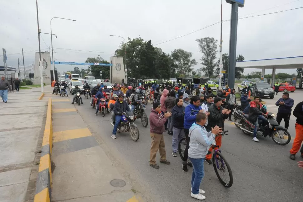 CORTE DE TRÁNSITO, Un grupo de trabajadores del ingenio Concepción ocupó el puente, y otro se negó seguirlo LA GACETA / FOTO DE ANTONIO FERRONI