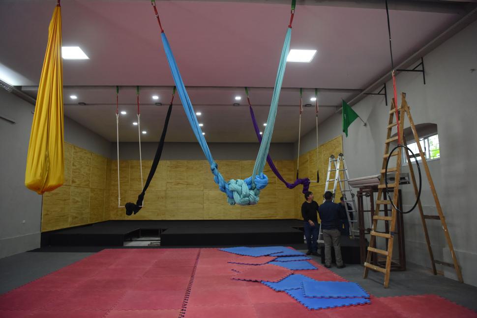 ESCUELA DE CIRCO. Los implementos para hacer destrezas en altura. 