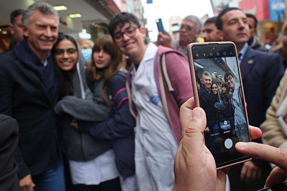 SELFIE. El ex presidente posó en la peatonal Muñecas 