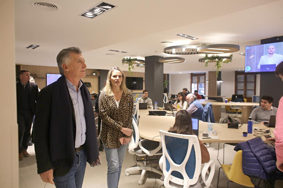 EN LA REDACCIÓN. Macri visitó a los periodistas.  