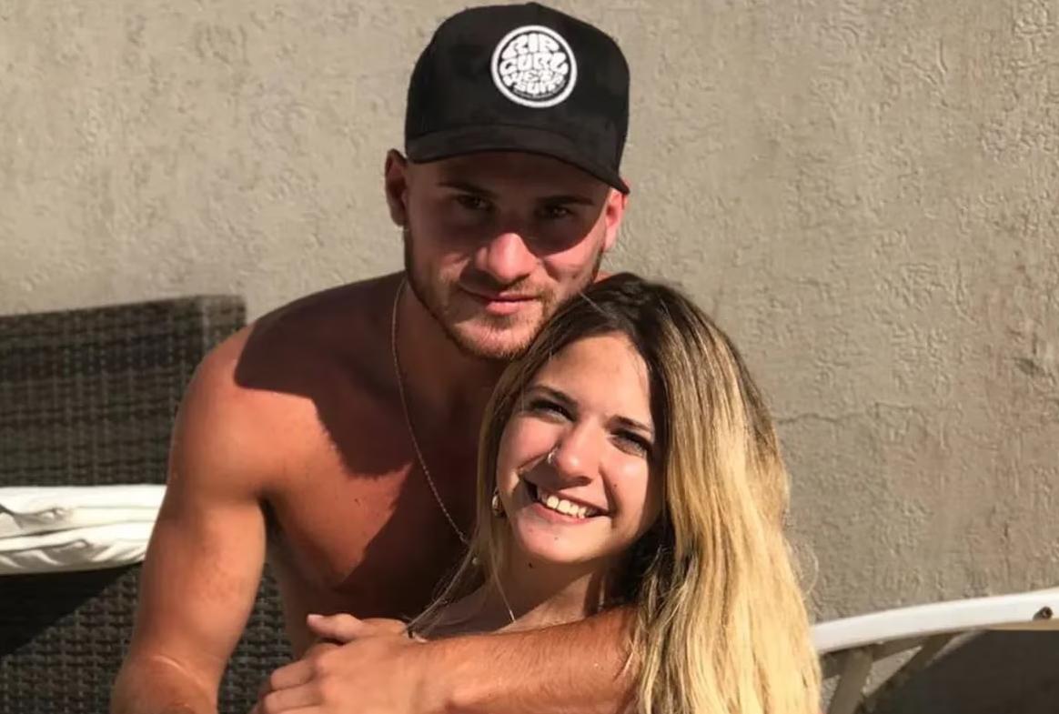 Alexis Mac Allister junto a su nueva novia, Ailén Cova