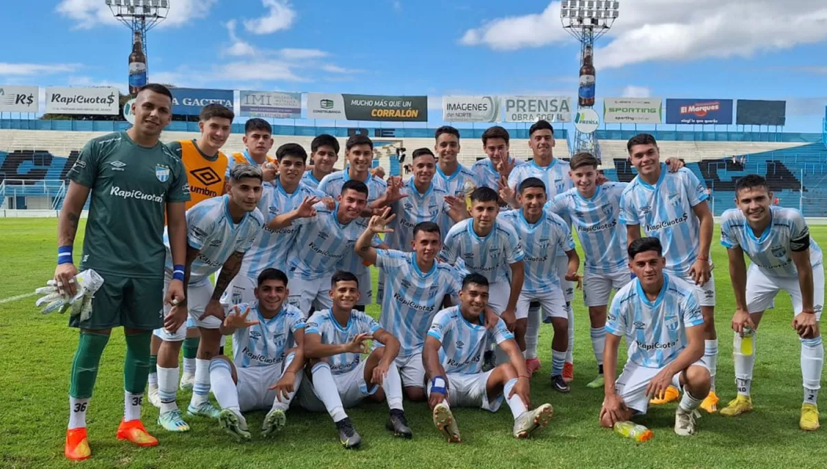 EN EL MONUMENAL. Los chicos de Atlético festejaron el triunfo ante el granate. FOTO PRENSA DE ATLÉTICO 