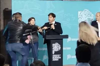 Video: tenso momento vivió Kicillof con una mujer que irrumpió en su discurso